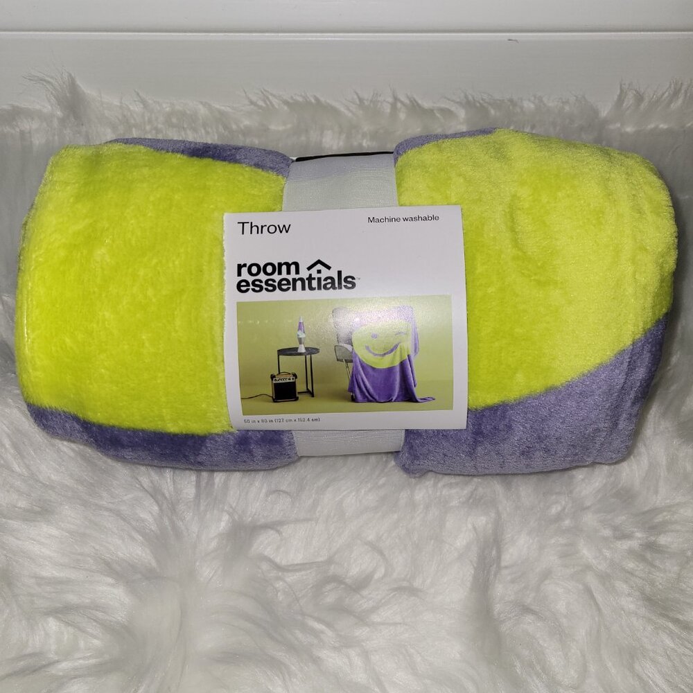 Room Essentials Smiley Throw Blanket
